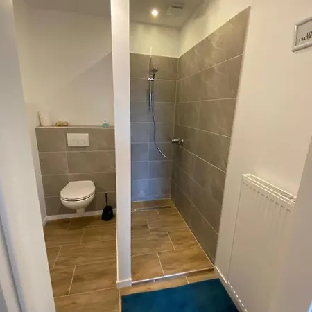 Grosses Doppelzimmer Mit Eigenem Bad Und Kuehlschrank, Frisch Saniert Friedrichskoog