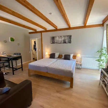 Grosses Doppelzimmer Mit Eigenem Bad Und Kuehlschrank, Frisch Saniert Friedrichskoog