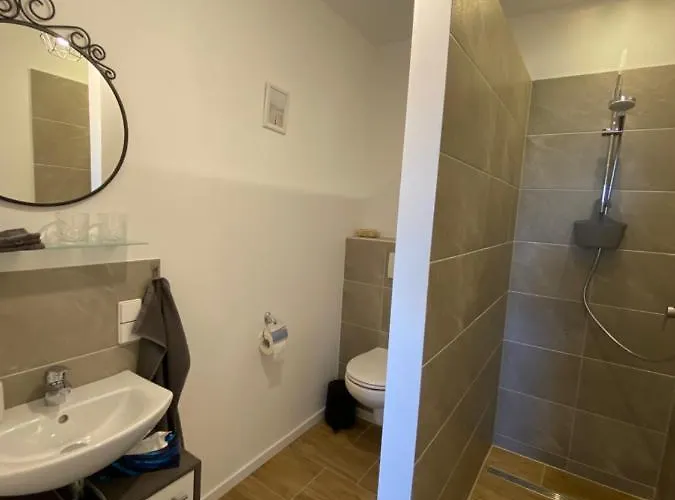 Grosses Doppelzimmer Mit Eigenem Bad Und Kuehlschrank, Frisch Saniert Πανσιόν 3*