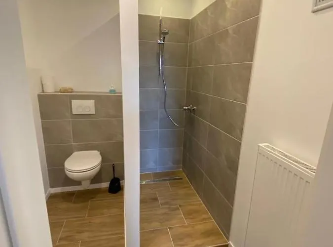 Grosses Doppelzimmer Mit Eigenem Bad Und Kuehlschrank, Frisch Saniert Friedrichskoog